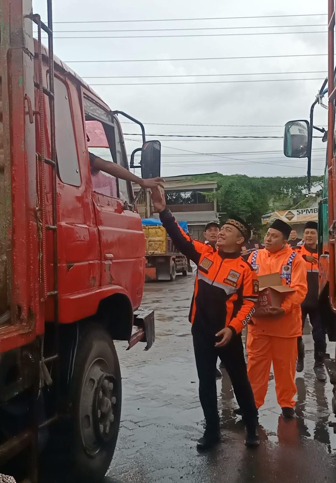 Humanis : Kepala UPT Pengelolaan Prasarana Perhubungan Wilayah Kota Dishub Gresik, Muhammad Mansyur Arif saat membagikan takjil kepada sopir truk