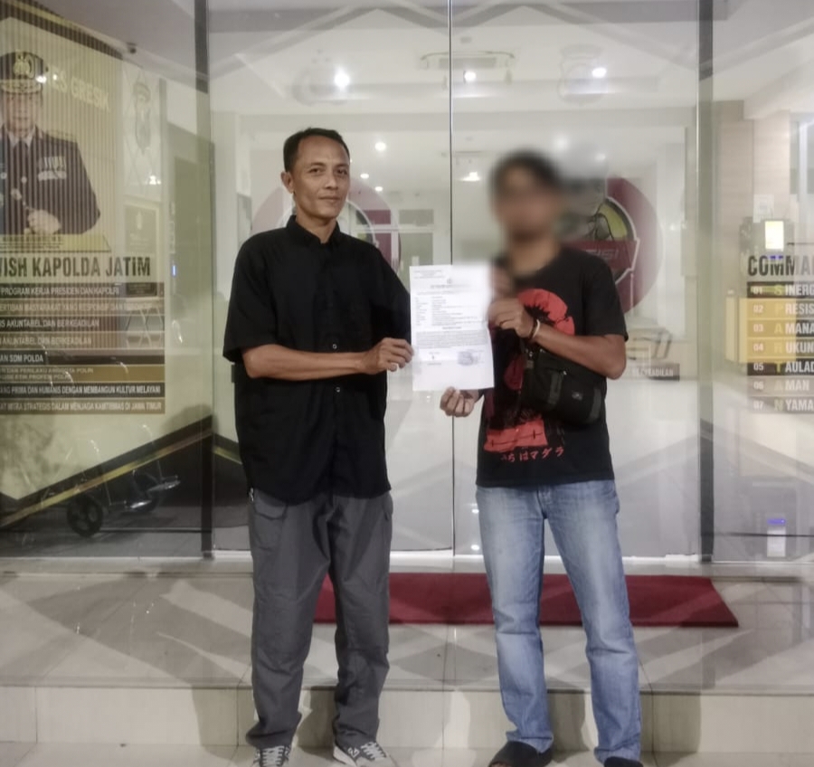 MELAPOR : Korban inisial JAT didampingi kuasa hukumnya saat melapor di Mapolres Gresik.