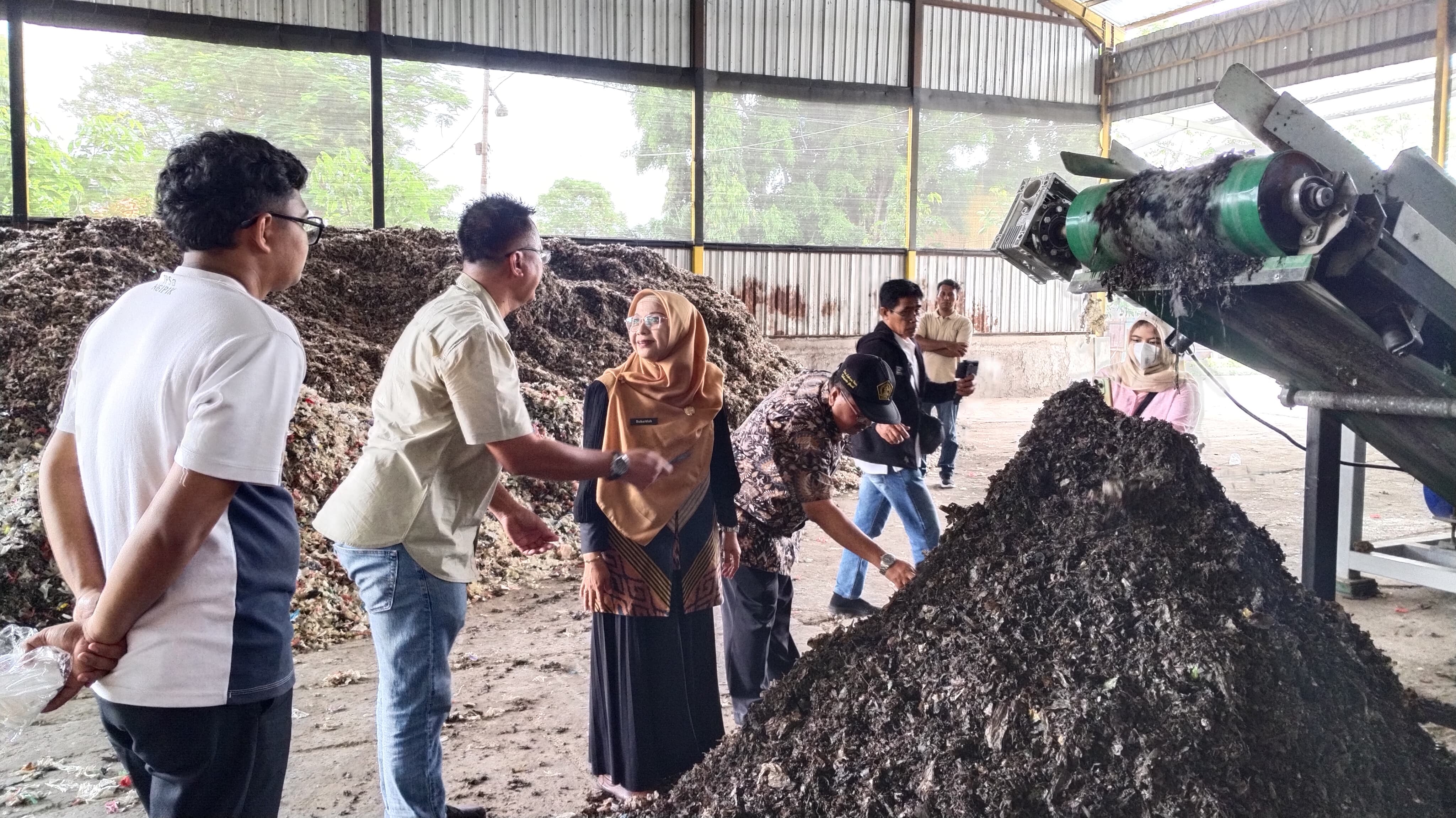 Cek : Kepala Dinas Lingkungan Hidup (DLH) Gresik Sri Subaidah didampingi Kepala UPT TPA Ngipik Purwaningtyas melihat langsung hasil pengolahan Lindfil Minning.