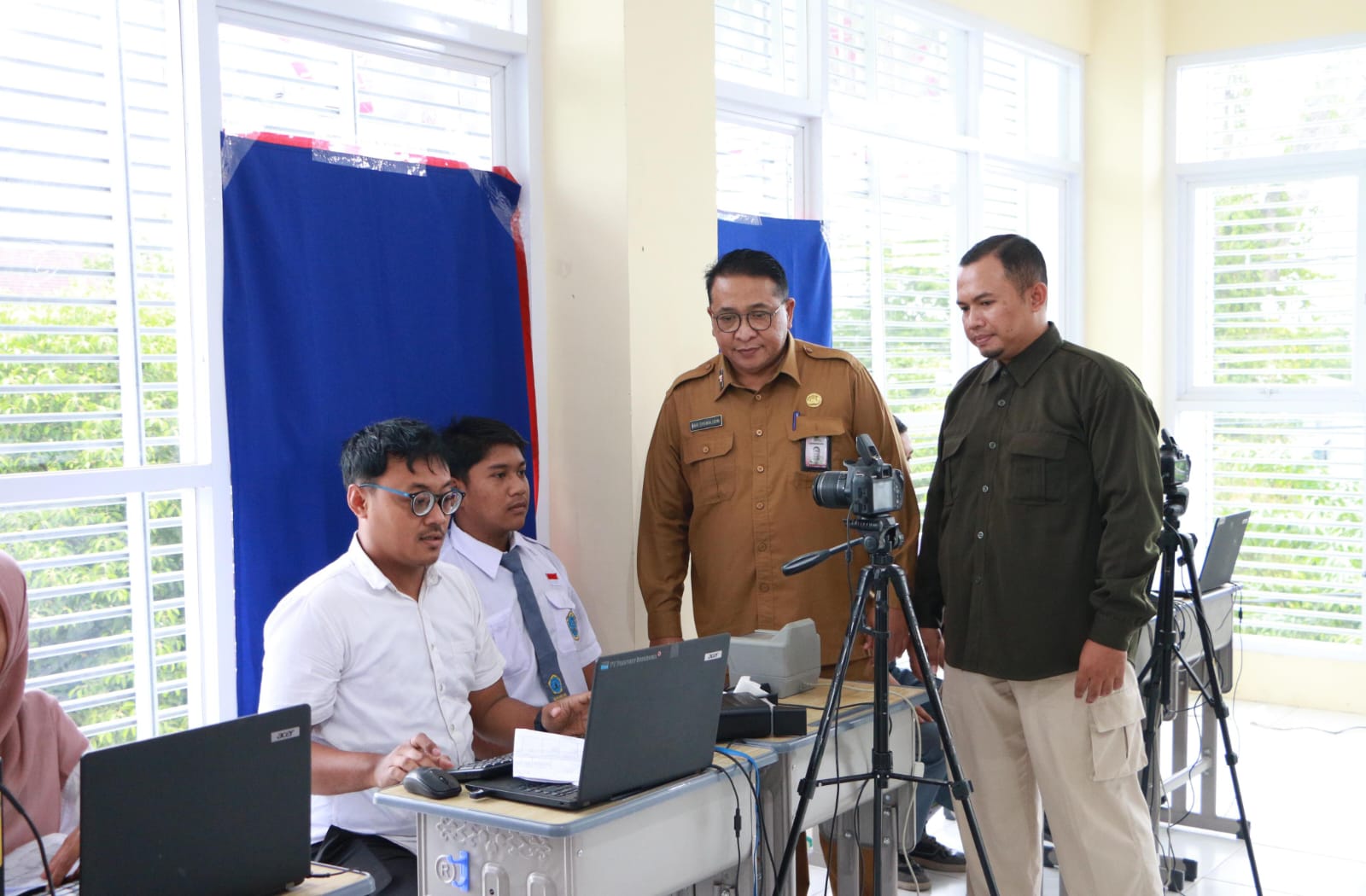 LAYANAN : Kepala Dispendukcapil Gresik Hari Syawaludin saat memantau perekaman KTP. 