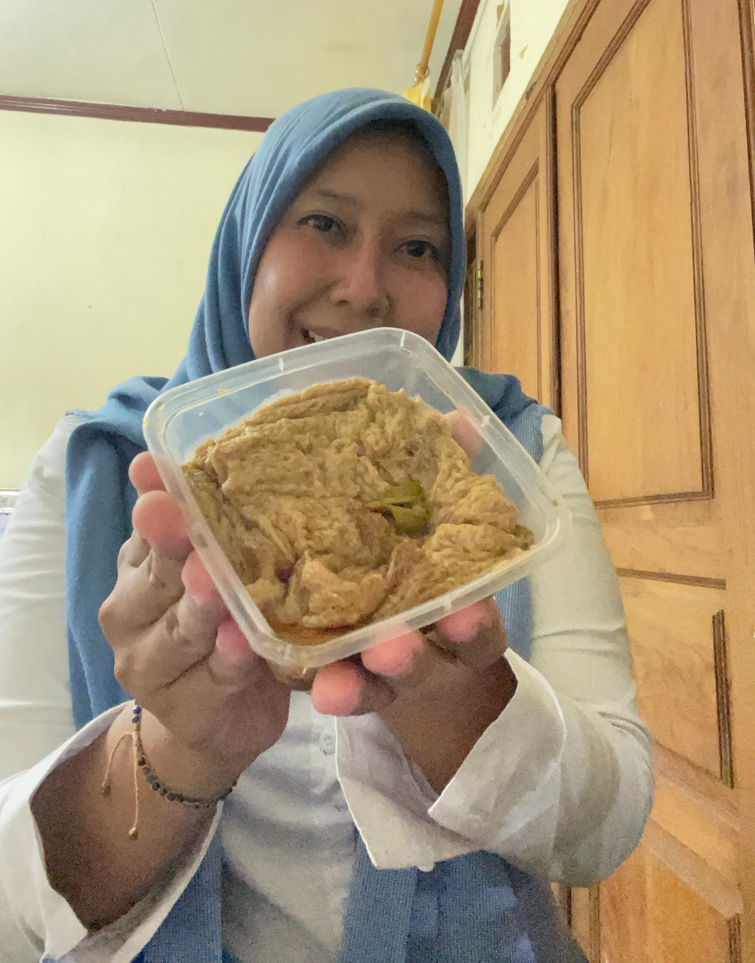 Novia Andriyani menunjukkan Srikaya Gula Aren yang kini menjadi takjil primadona untuk keluarga di bulan Ramadan. 