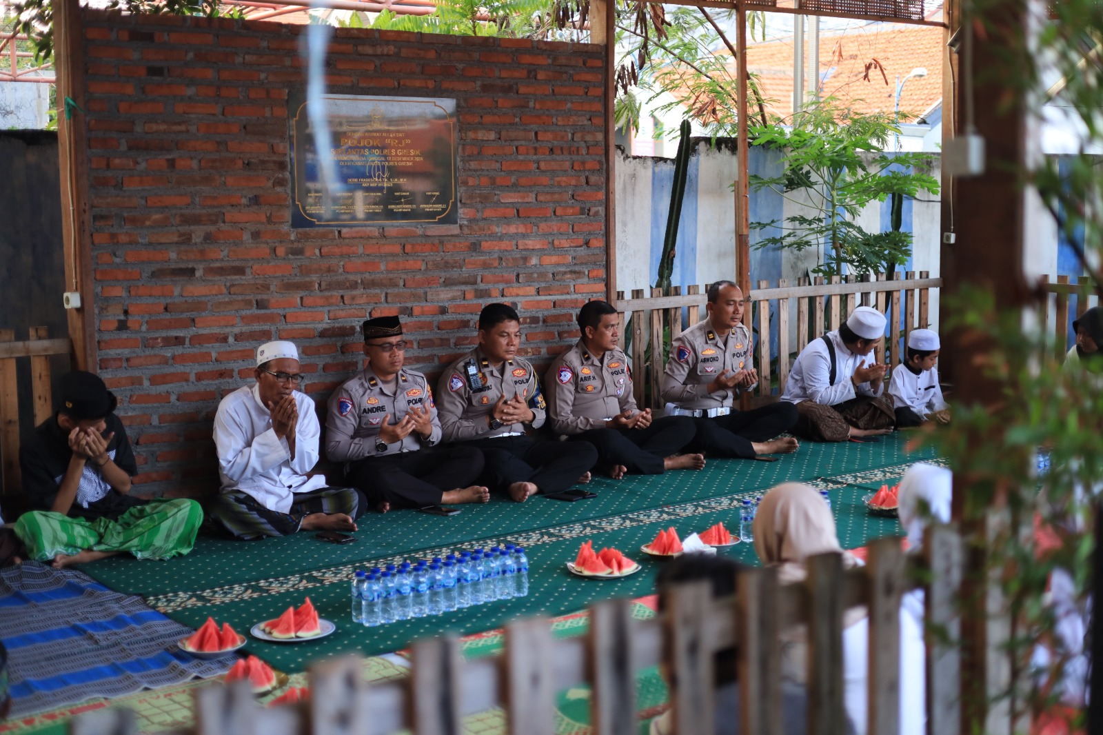 BERI SANTUNAN : Jajaran Satlantas Polres Gresik saat gelar doa bersama serta santunan Anak Yatim Roudlotul Hikmah.