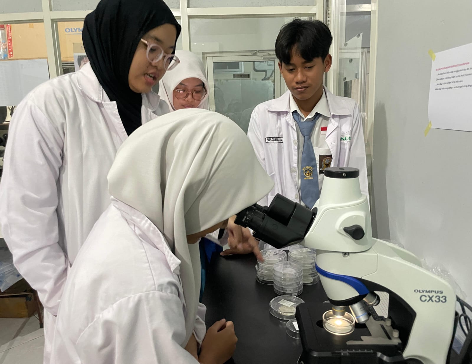 USAI : Para siswa yang sedang melakukan penelitian mikroplastik disekolah. 