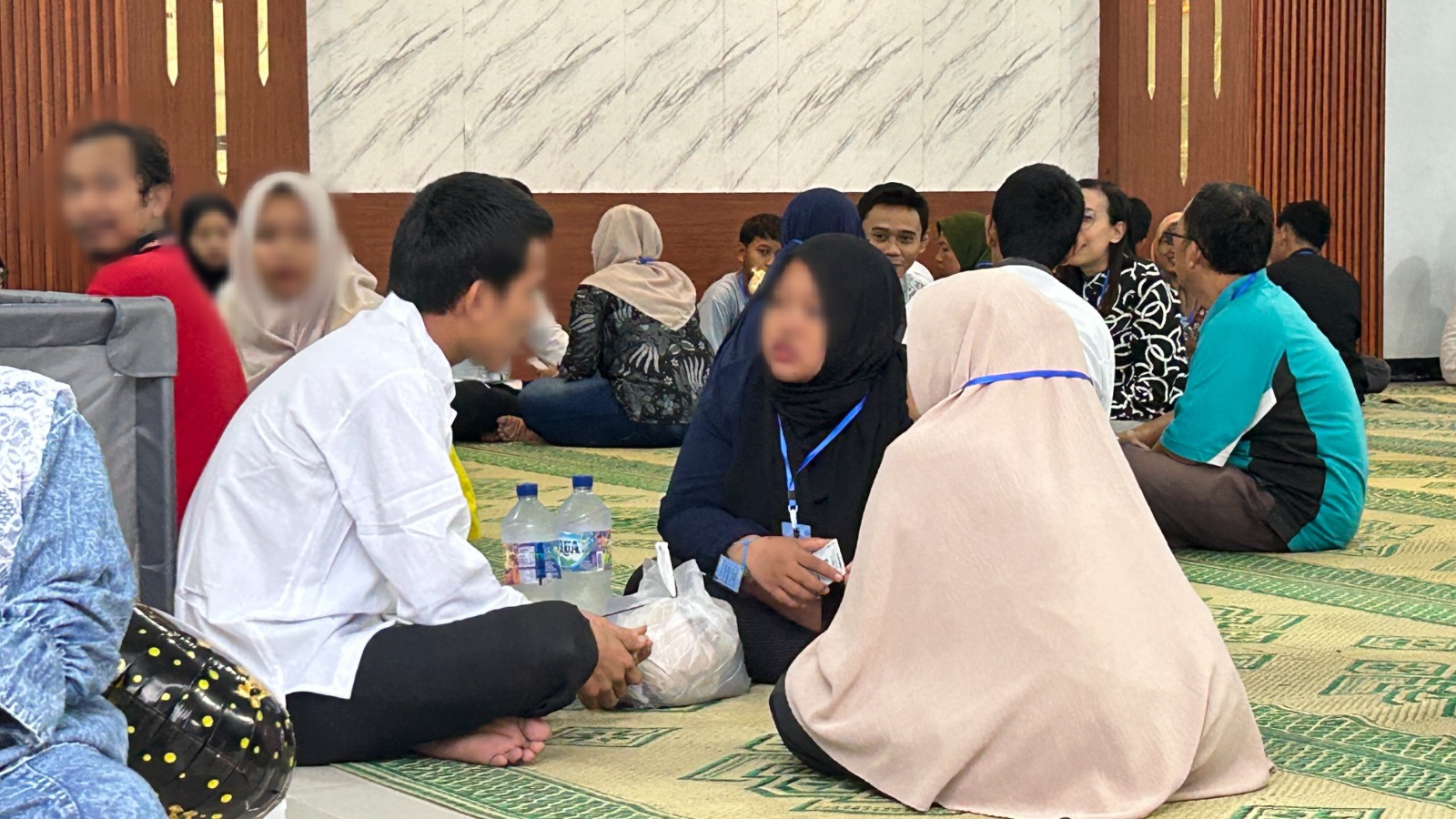 MELEPAS KANGEN SAAT BERBUKA PUASA : Suasana hangat dan haru terlihat sat momen buka puasa keluarga binaan dan keluarganya di Bulan Suci Ramadan.