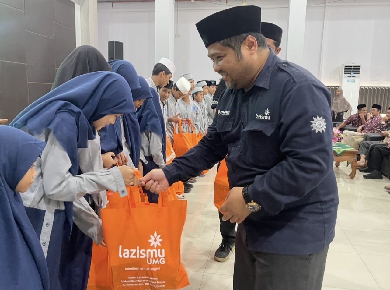BERBAGI KEBAIKAN : Penyaluran santunan dan dana pembinaan oleh Universitas Muhammadiyah Gresik melalui Lazismu kepada 55 siswa hebat dan empat LKSA Muhammadiyah di wilayah Gresik.