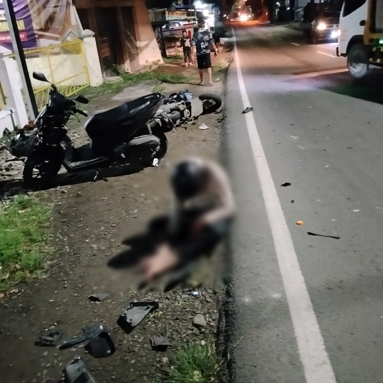 ADU BANTENG : Tiga orang mengalami luka usai kecelakaan di Jalan Raya Boteng, Kecamatan Menganti, Gresik.