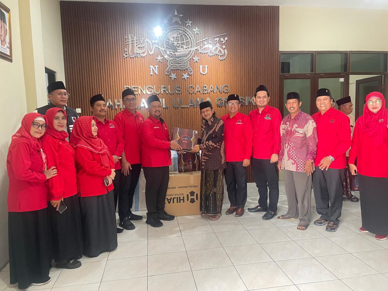 Aksi Nyata : Ketua DPC PDIP Gresik, Fandi Akhmad Yani  penyerahan babtuan ke PCNU Gresik. 