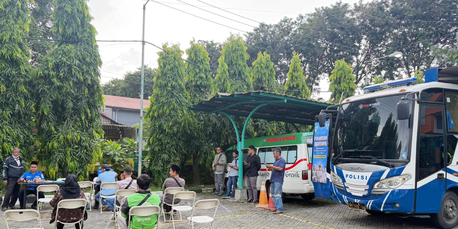 JEMPUT BOLA : Satlantas Polres Gresik jemput bola dalam layanan SIM Keliling Ramadan sambil Ngabuburit di halaman di Masjid Agung Gresik,