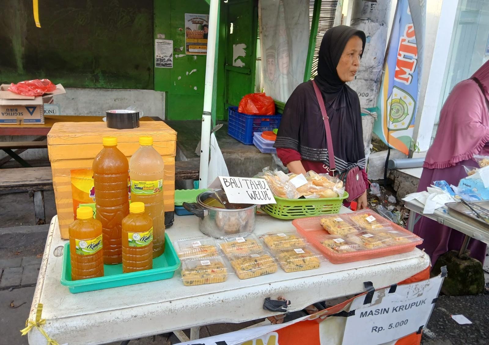 SUASANA : Salah satu pedagang kuliner bubur masin hanya ada waktu bulan Ramadan saja. 