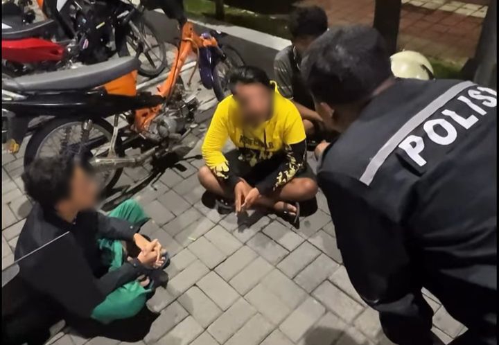 DIAMANKAN : Sejumlah pemuda dan motor terlibat aksi balap liar diamankan di Mapolres Gresik.