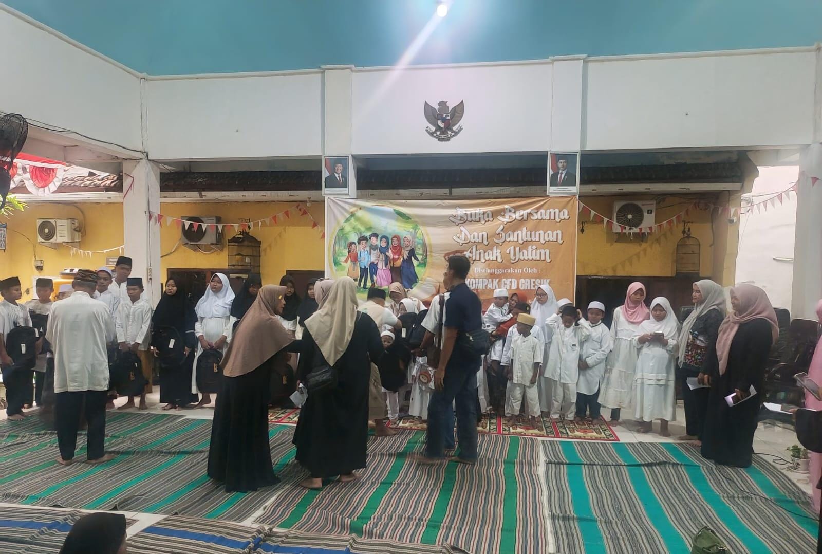 SANTUNAN : Komunitas pelapak CFD Gresik saat santuni anak yatim. 