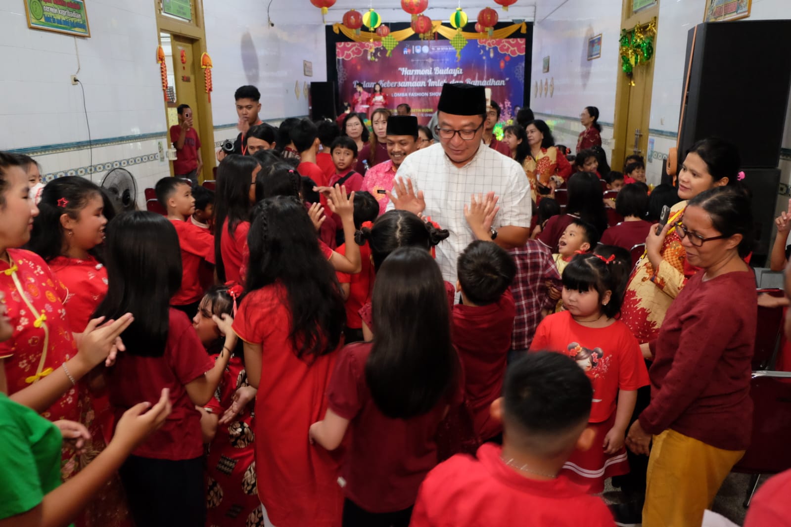 Wakil Bupati Gresik, dr. Asluchul Alif hadir langsung di tengah keceriaan siswa-siswi Yayasan Setia Budhi. 