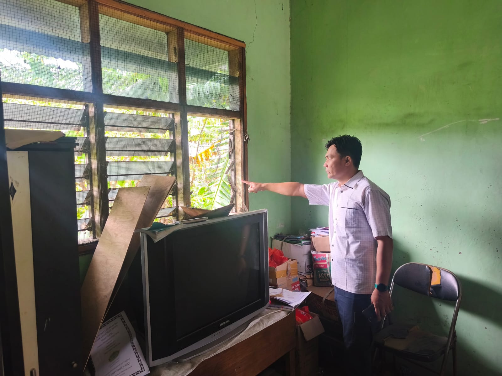 OLAH TKP : Anggota Polsek Driyorejo saat melakukan olah TKP di sebuah Sekolah SMP Diponegoro, Desa Gadung, Kecamatan Driyorejo, Gresik. 