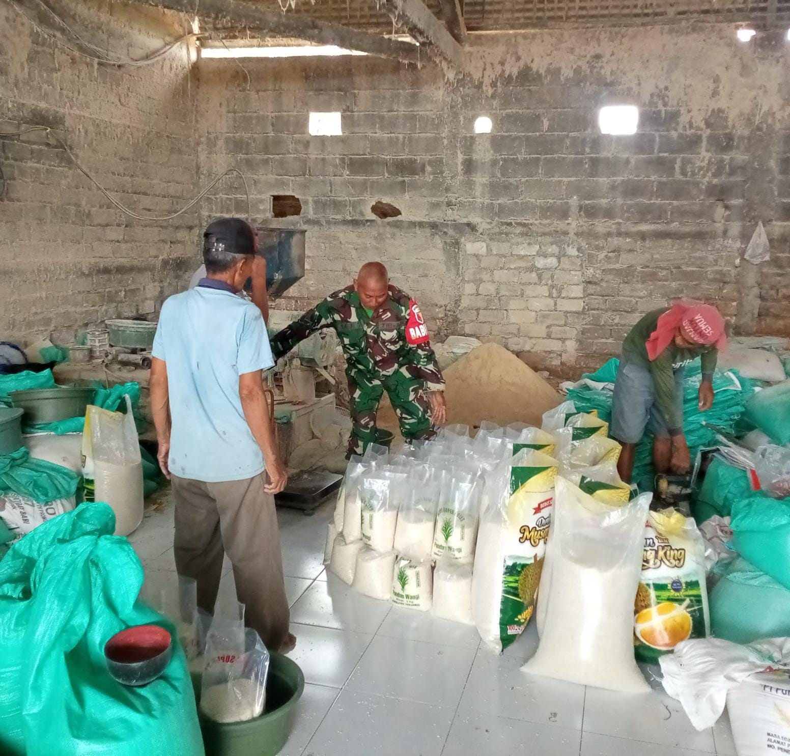 TINJAU : Babinsa Cerme tinjau stok gabah dan beras di Penggilingan Desa Kandangan, Kecamatan Cerme, Gresik. 