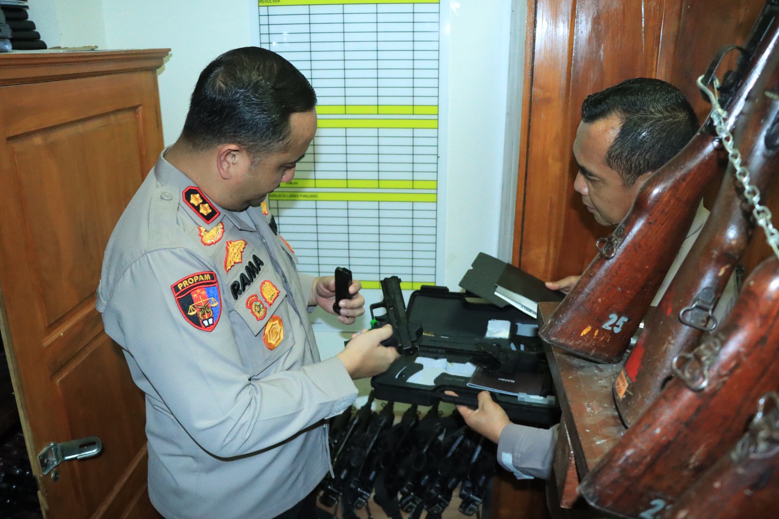 CEK SENJATA : Kapolres Gresik AKBP Ramadhan Nasution melakukan pengecekan senjata milik personelnya secara mendadak untuk pengamanan Jelang Lebaran 2026.