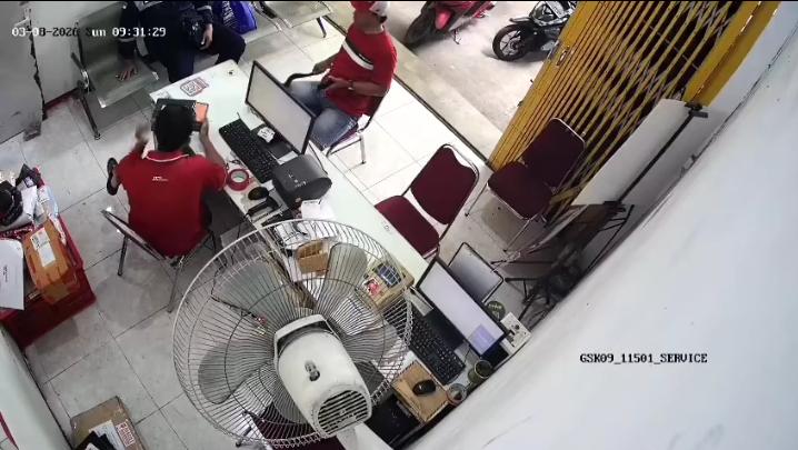 TEREKAM CCTV : Seorang pria bertopi membawa senjata Sajam celurit terlihat sedang mengancam karyawan JNT di Jalan Usman Sadar, Kecamatan Gresik.