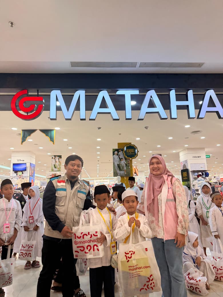 Yayasan Baitul Maal (YBM) PLN UP3 Gresik mengajak 50 anak yatim berbelanja baju lebaran di Gressmall.