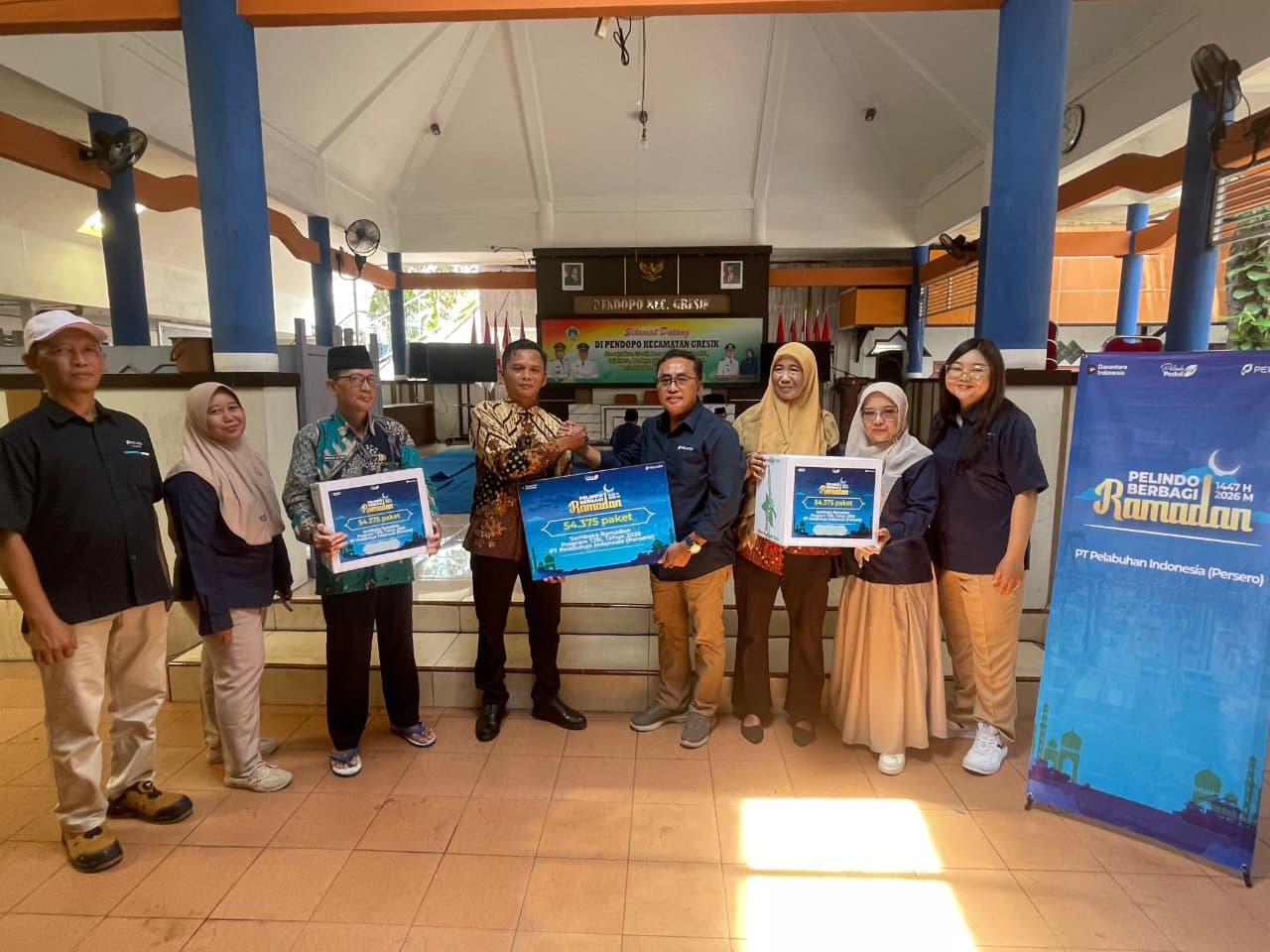SPMT Branch Gresik, Sutopo secara simbolis menyerahkan bantuan sosial kepada Camat Gresik, Jalesvie di kantor Kecamatan.