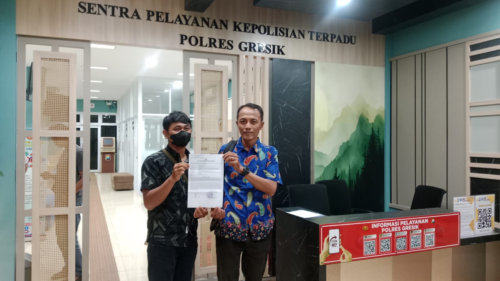 Jadi Korban : JAT didampingi kuasa hukumnya saat melapor ke Polres Gresik.