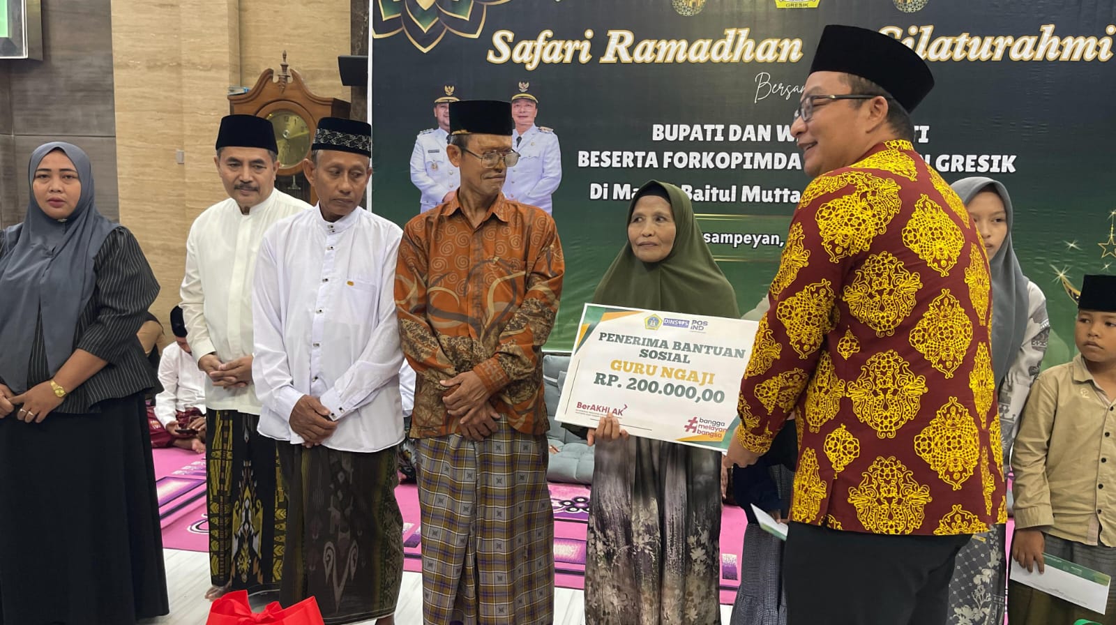 PEDULI : Pemerintah Kabupaten Gresik memberikan bantuan sosial berupa uang tunai kepada profesi Marbot, Penjaga Makam, Guru Ngaji Bulan Ramadan. 