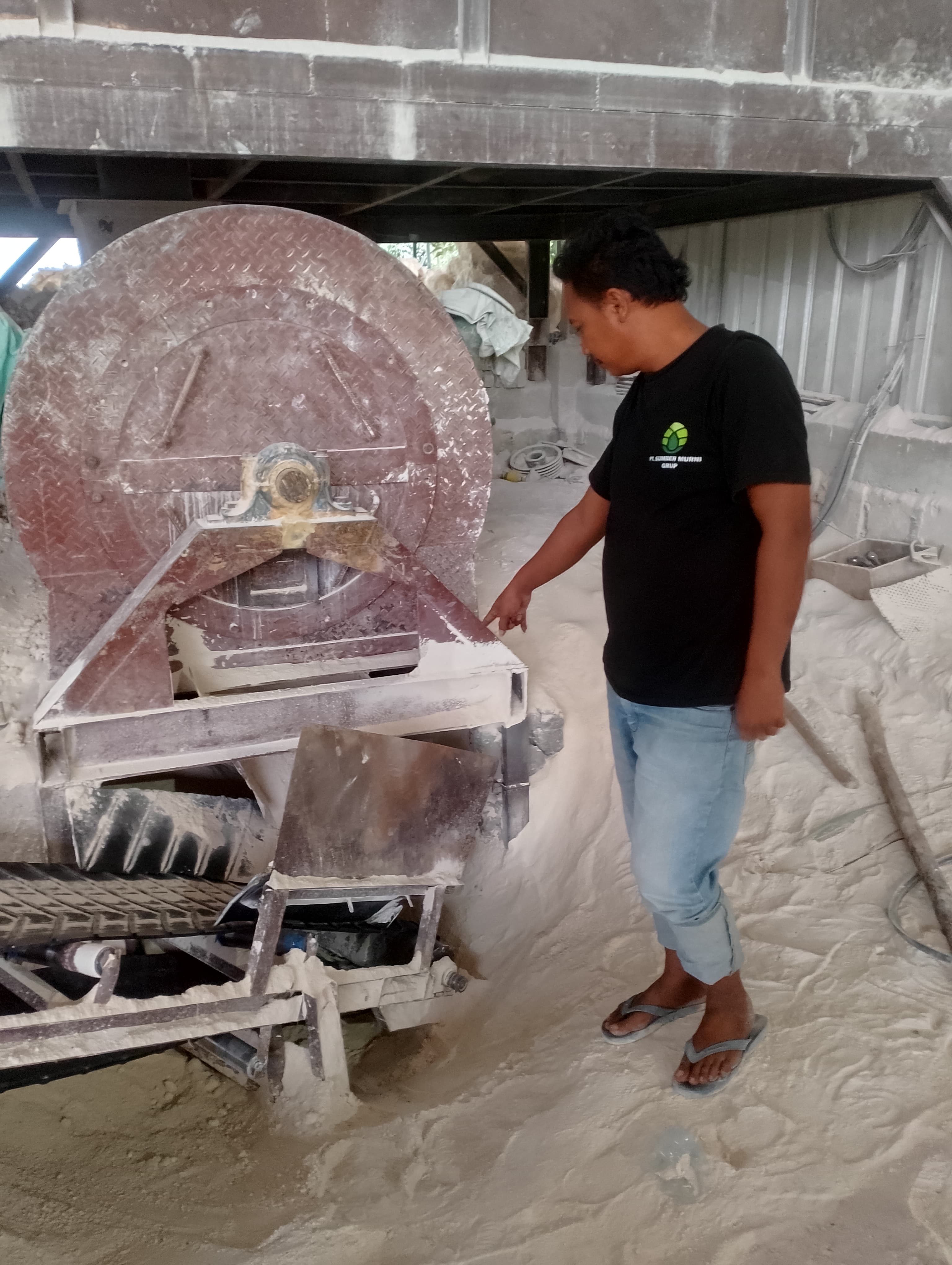 OLAH TKP :Anggota Polsek Ujungpangkah saat melakukan olah TKP di gudang penggilingan dolomit Desa Sekapuk, Kecamatan Ujungpangkah, Gresik. 