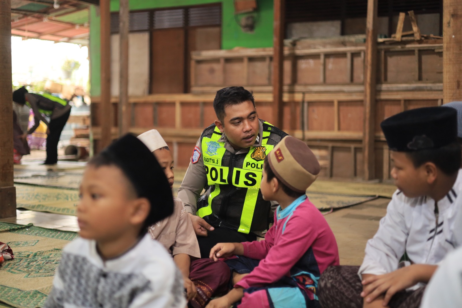 EDUKASI : Anggota Satlantas Polres Gresik melakukan edukasi untuk menanamkan tertib lalu lintas ke santri melalui Police Goes to Pondok Pesantren.