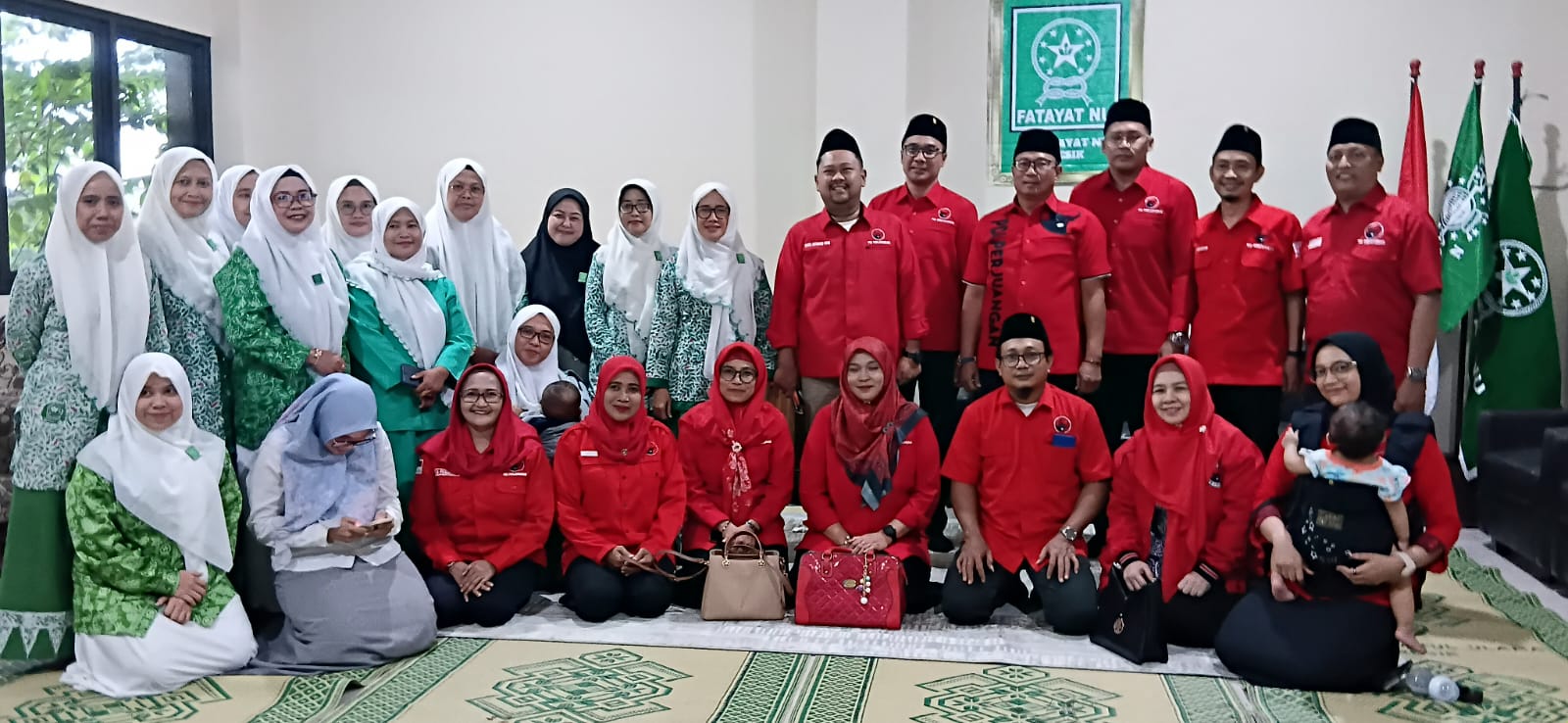 SILATURAHMI : Ketua PC Fatayat NU Gresik, Masruroh dan Ketua DPC PDIP Kabupaten Gresik, Fandi Akhmad Yani silaturahmi. 