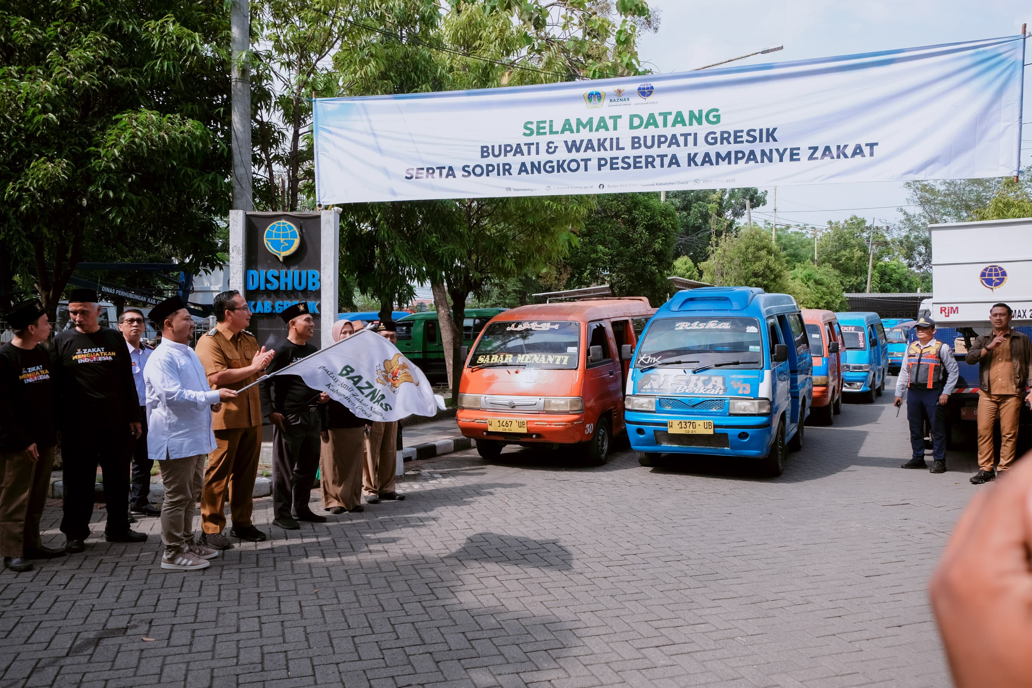 Bupati Gresik, Fandi Akhmad Yani, resmi melepas kampanye zakat via angkot sekaligus menyalurkan bantuan kepada 50 sopir angkot melalui program BAZNAS "Gresik Peduli", Selasa (10/3).