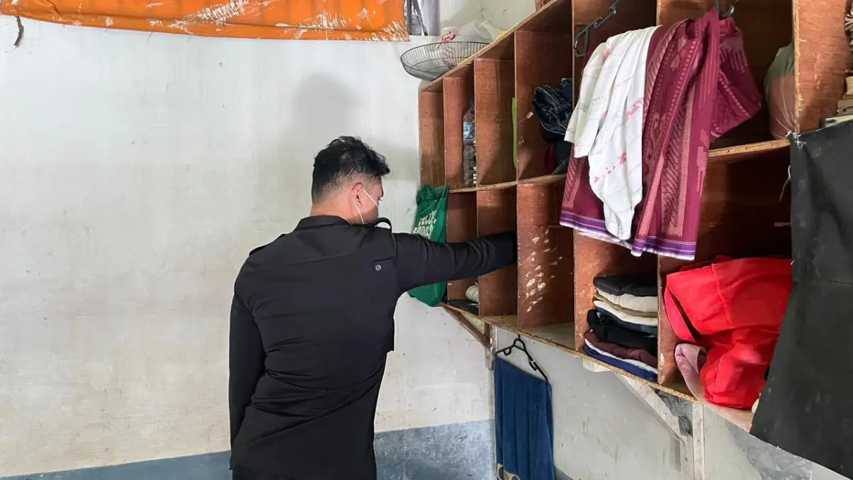 CEK : Petugas Rutan kelas IIB Gresik saat melakukan razia rutin blok hunian warga binaan Rutan Gresik selama bulan Ramadhan.