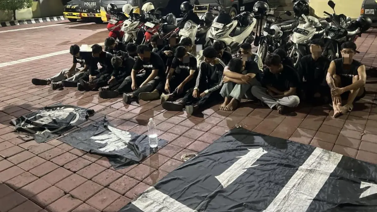 DIAMANKAN: Anggota Sat Samapta Polres Gresik saat mengamankan 21 Pelajar Konvoi Sahur on the Road diduga meresahkan warga.