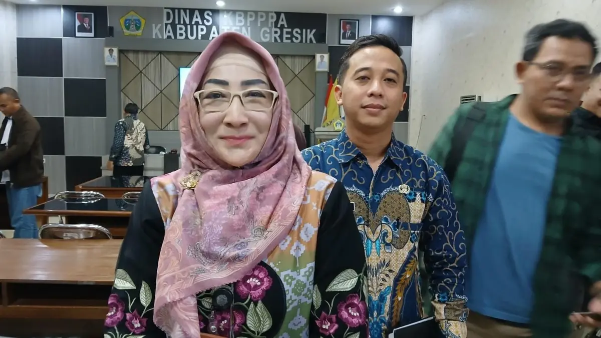 Dukung Penuh : Kepala Dinas KBPPPA Kabupaten Gresik, dr. Titik Ernawati saat diwawancarai awak media. 