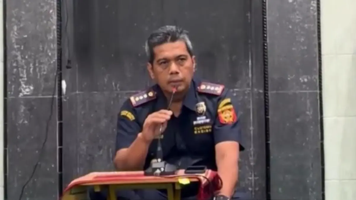 Kepala Kantor Bea dan Cukai Gresik, Asep Munandar memberikan tausiah usai salat dzuhur di Kantor Bea Cukai Gresik.