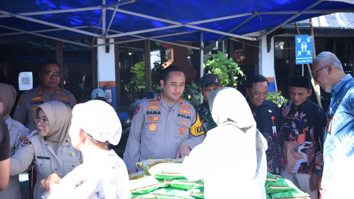 PASAR MURAH : KaPolres Gresik AKBP Ramadhan Nasution beserta jajaranya saat meggelar pasar murah gerakan pangan murah Polri di Alun - alun Gresik. (Yudhi/Radar Gresik) 