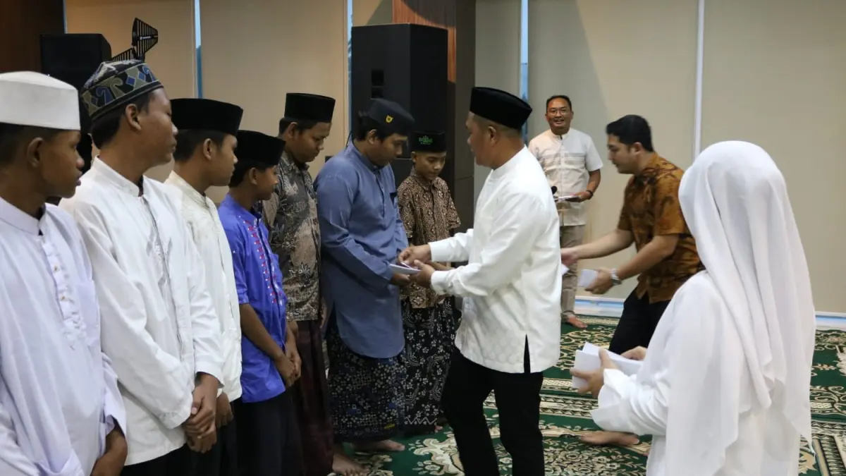 SANTUNI ANAK YATIM : Kajari Gresik, Zam Zam Ikhwan beserta jajarannya saat santuni anak Yatim dan bagi takjil untuk masyarakat.