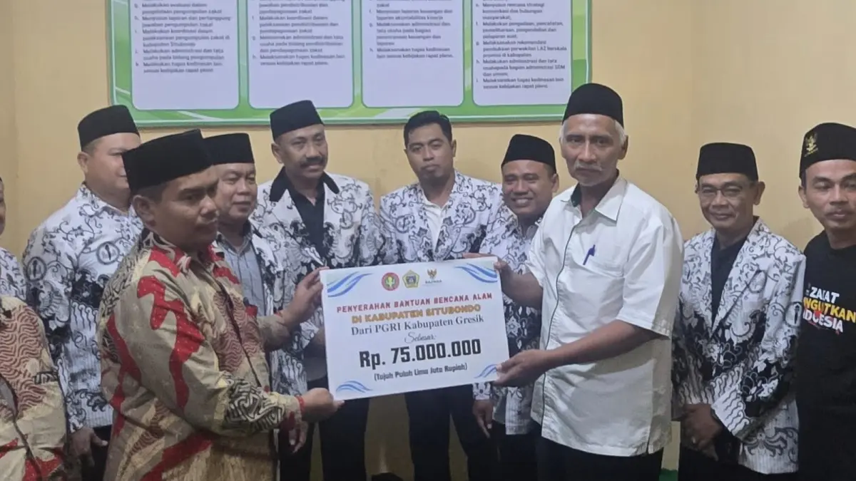 SERAHKAN BANTUAN: Ketua PGRI Kabupaten Gresik Beri Avita Prasetiya menyerahkan bantuan kemanusiaan kepada perwakilan BAZNAS Situbondo bagi korban bencana.