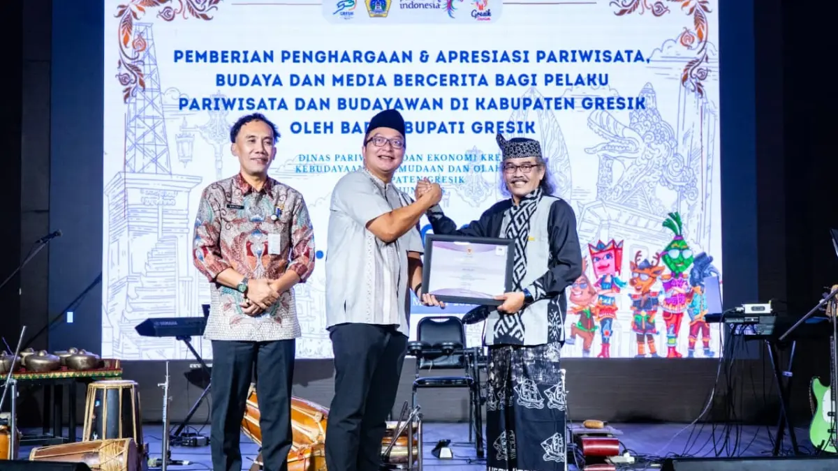 Wabup Gresik, dr. Alif menyershkan penghargaan kepada salah satu insan pariwisata dan budaya. 