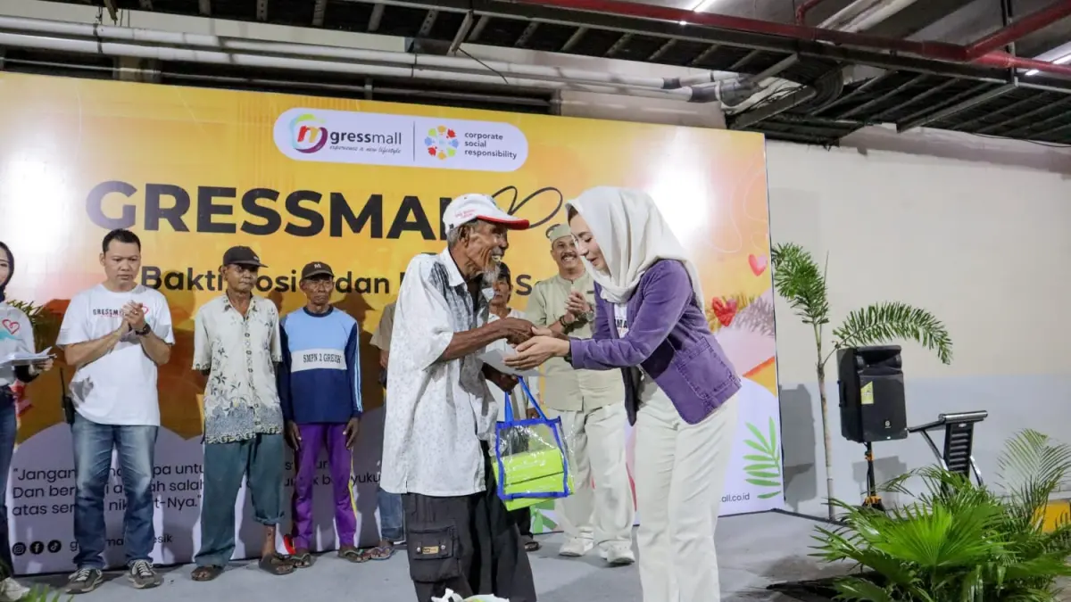 BULAN PENUG BERKAH : Gressmall kembali hadir melalui program "Gressmall Peduli" dengan membagikan sembako dan santunan kepada 75 penarik becak di Gresik.
