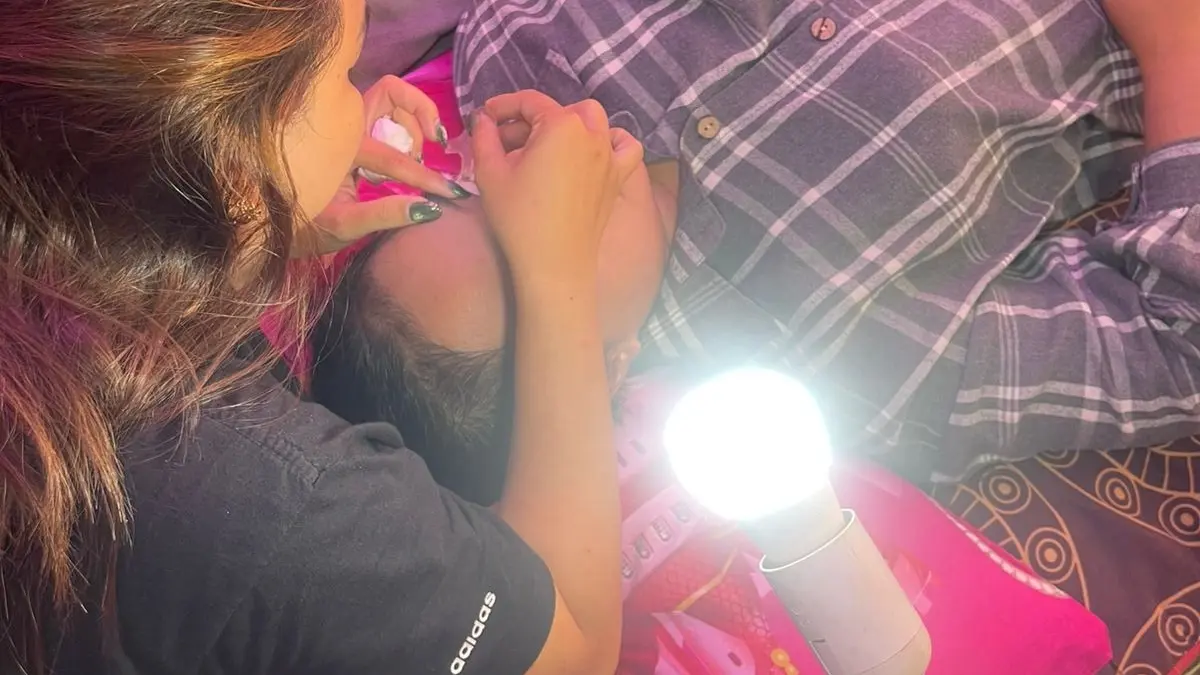 Chindra Aprilia Takumansang saat sedang melayani proses pengerjaan lash lift kepada pelanggan Jasleen Beauty. (Novi/Radar Gresik) 