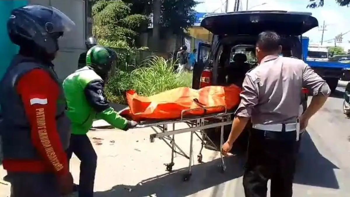 DIEVAKUASI : Anggota Polsek Menganti saat melakukan evakuasi korban kecelakaan di Jalan Raya Putatlor Menganti di Desa Putatlor, Kecamatan Menganti, Kabupaten Gresik.