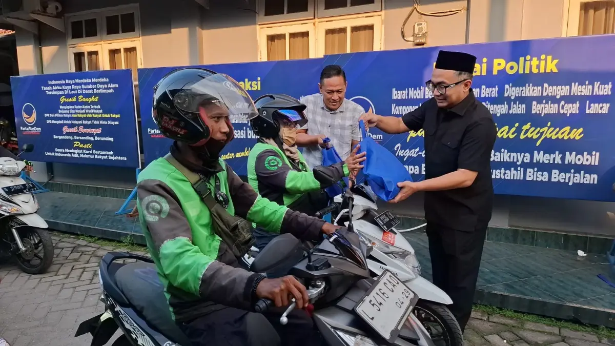 Jaga Daya Beli : Anggota Komisi XI DPR RI, Jiddan memberikan bingkisan lebaran kepada ratusan pengemudi ojol di Gresik.