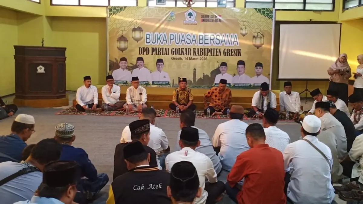 KONSOLIDASI : Ketua DPD Golkar Gresik Wongso Negoro konsolidasi kader Golkar sekalian buka puasa bersama. (Fajar/Radar Gresik) 