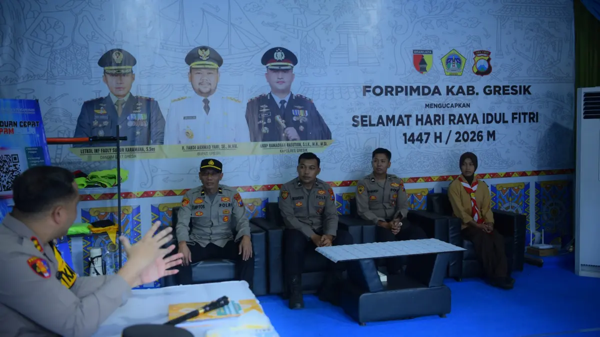 MENINJAU LANGSUNG : Kapolres Gresik AKBP Ramadhan Nasution saat meninjau langsung Pos Pam di Alun - alun Gresik. (Ist/Radar Gresik) 