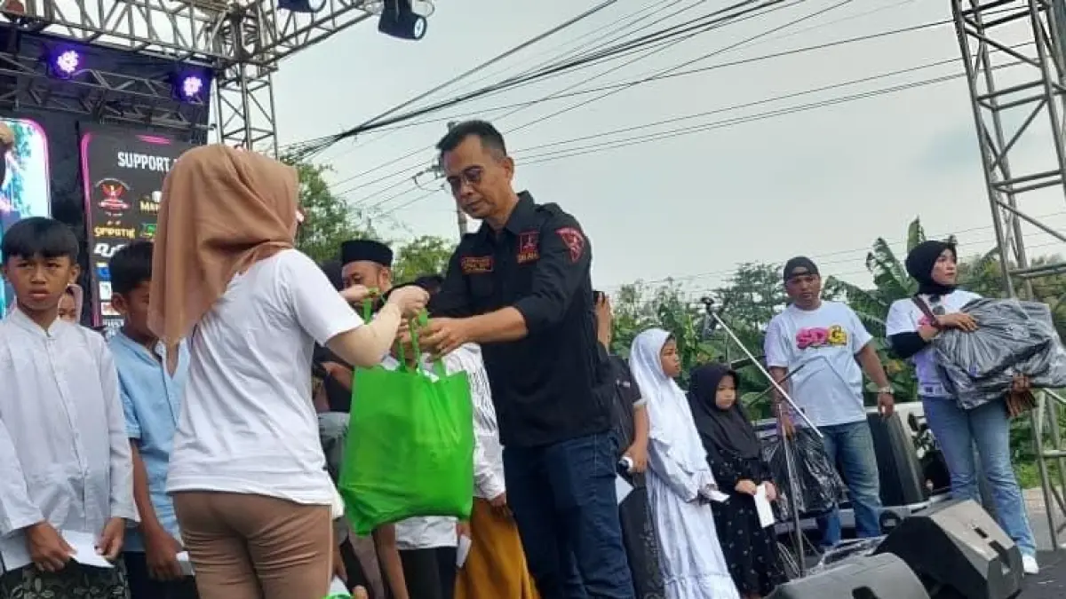 Peduli : Ketua DPC GRIB Jaya Gresik, H.M Romadhon memberikan bingkisan lebaran kepada puluhan anak yatim di Kecamatan Menganti.