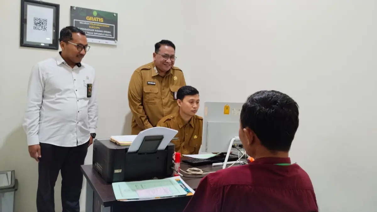 PELAYANAN CEPAT : Disdukcapil membuka pelayanan adminduk di kantor Pengadilan Agama Gresik.