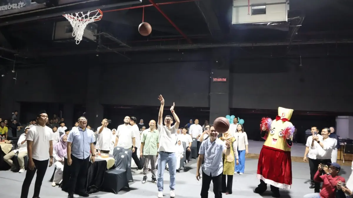 SHOOTING: General Manager Gressmall Erich Pramono saat shooting bola basket di lapangan Giri Elevation Court (GEC) yang kini menjadi spot olahraga baru di tengah pusat perbelanjaan.