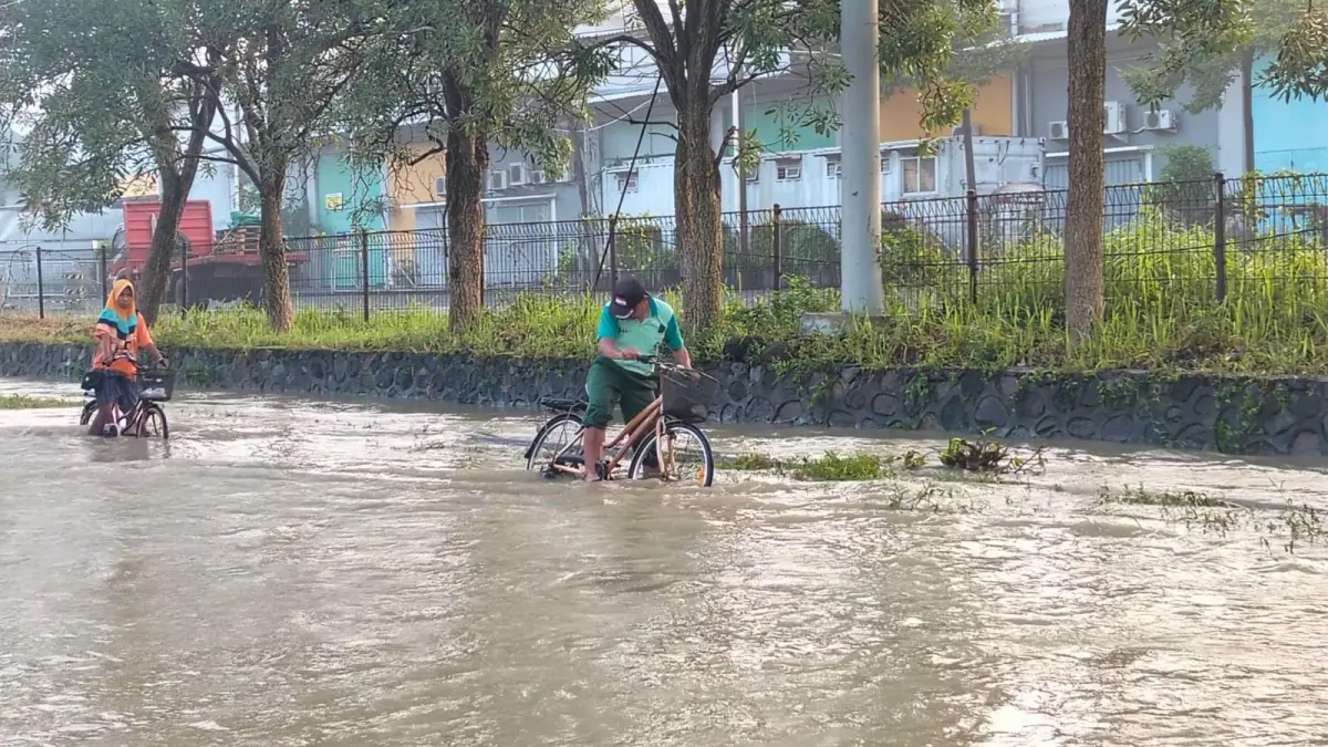 MELUAP : Kondisi sungai Kalitengah Driyorejo Gresik meluap lagi. (Ist/Radar Gresik) 