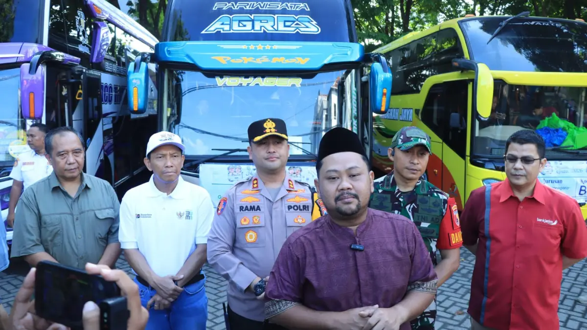PELEPASAN : Bupati Gresik, Fandi Akhmad Yani saat pelepasan peserta mudik gratis. (ist/Radar Gresik) 