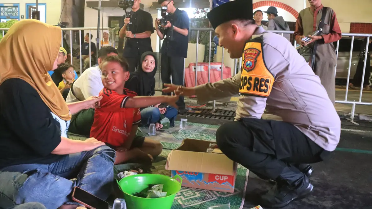 Pengamanan : Kapolres Gresik AKBP Ramadhan saat Kawal keamanan berlangsungnya kontes Bandeng Kawak 2026 di Bandar Grisse, Kecamatan Gresik. (Yudhi/Radar Gresik) 