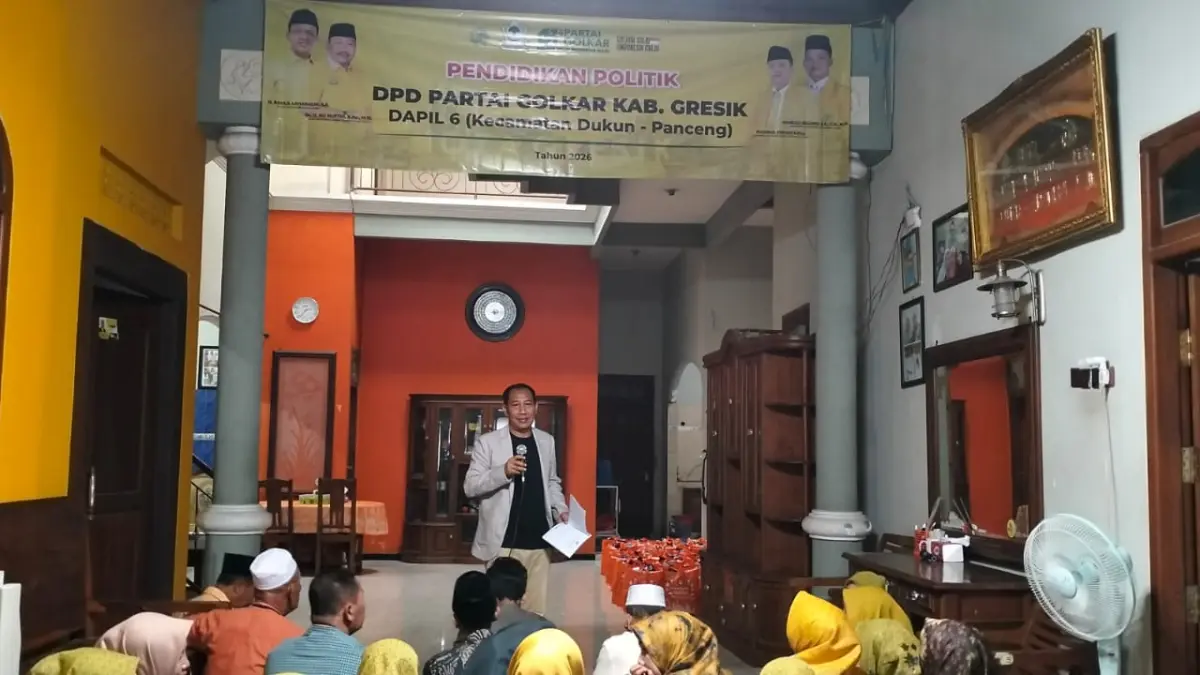 PERDA : Anggota DPRD Gresik Asroin saat sosialisasi perda. (Fajar/Radar Gresik) 