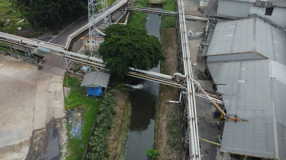Perusahaan : Jembatan diatas sungai Driyorejo, perusahaan raksasa hambat normalisasi. (Dok/Radar Gresik) 